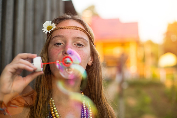 hippi lány fúj buborékok - Fotó, kép