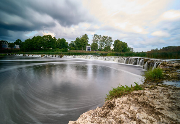 Langzeitbelichtung Wasserfall im Park - Foto, Bild