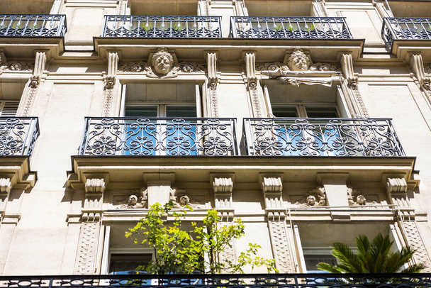 A beautiful building of Paris city, France on a sunny day - Foto, imagen
