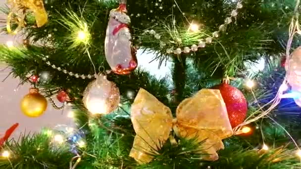 クリスマスツリー、雪と輝き、家での冬の休日のお祝いの装飾 - 映像、動画