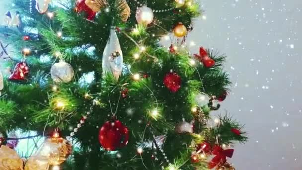 Árbol de Navidad, nieve que cae y brillo, decoraciones festivas en vacaciones de invierno en casa - Metraje, vídeo