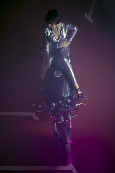 Nainen lateksissa asennettu moottoripyörä
 - Valokuva, kuva