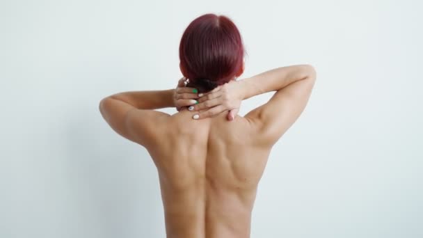 Espalda femenina desnuda con una figura perfecta La piel se mueve con gracia sobre fondo blanco - Metraje, vídeo