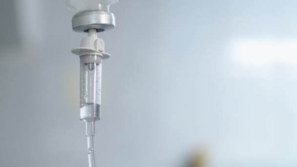 Proceso de infusión de primer plano. Gota La solución salina se rasga por vía intravenosa durante la quimioterapia. - Metraje, vídeo