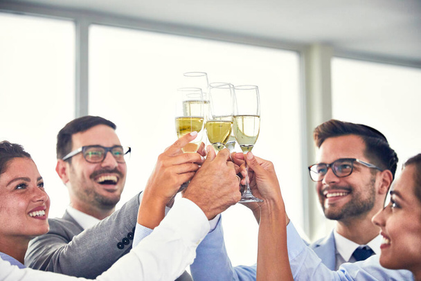 шампанське святкування успіх бізнесменів офіс
 - Фото, зображення