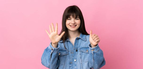 jonge Oekraïense vrouw geïsoleerd op roze achtergrond tellen zes met vingers - Foto, afbeelding