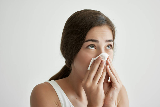 vrouw vegen haar neus met een zakdoek koude gezondheidsproblemen stoornis - Foto, afbeelding