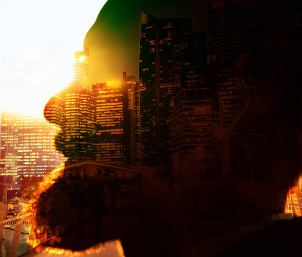 kettős expozíció üzletember fej és napfelkelte felett felhőkarcolók karrier siker - Fotó, kép