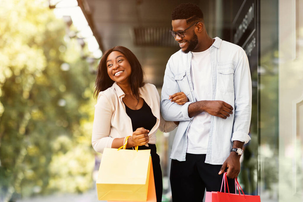 Retrato de pareja negra caminando con bolsas de compras - Foto, Imagen