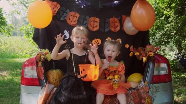 Kinder erschrecken und machen Buh. Halloween-Konzept. Trick oder Koffer - Filmmaterial, Video