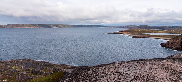 Un hermoso paisaje de la costa del Mar del Norte con piedras cubiertas de musgo colorido. Vista desde la montaña.Teriberka, Mar de Barents, Región de Murmansk, Península de Kola - Foto, imagen