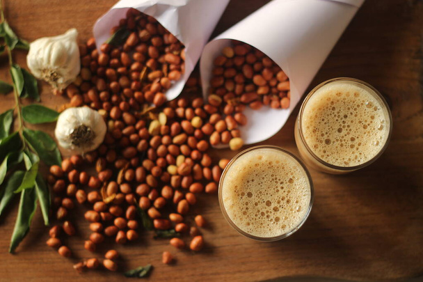 Indische gebratene Erdnüsse, aromatisiert mit Chilipulver und Asafetida. Diese knusprigen, knusprigen und würzigen indischen gebratenen Erdnüsse eignen sich perfekt als Snack zur Monsun-Teezeit. Genießen Sie es mit einer Tasse Chai oder Kaffee - Foto, Bild