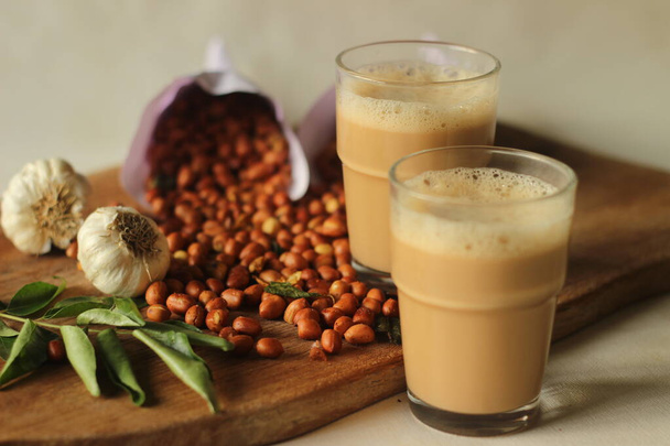 Indian fried peanuts, flavoured with chilli powder and asafetida. These crispy, crunchy and spicy Indian fried peanuts are perfect as a monsoon tea time snack. Enjoy it with a cup of chai or coffee - Photo, Image