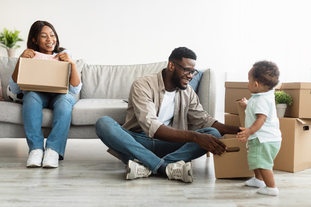 Glückliche afroamerikanische Familie zieht in neue Wohnung - Foto, Bild
