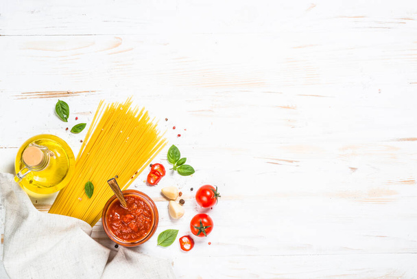Fond alimentaire italien à la table de cuisine blanche. - Photo, image