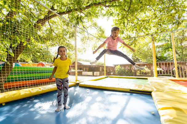 Šťastné děti skákají na trampolíně - Fotografie, Obrázek