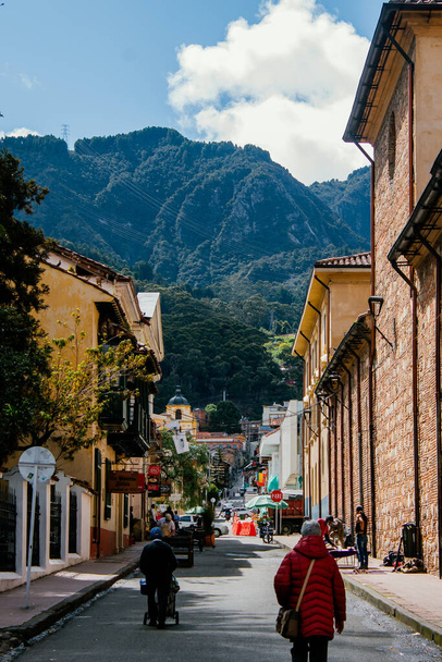 Ulice v koloniální čtvrti La candelaria, Bogota, slunečné ráno 14. září 2021 - Fotografie, Obrázek