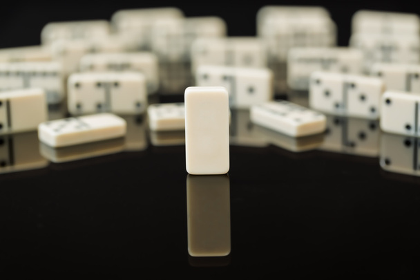witte Domino met één lege domino - Foto, afbeelding