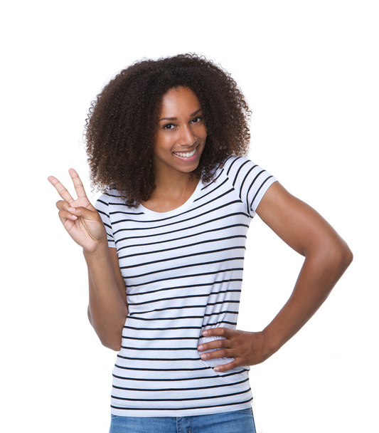 Черная женщина показывает два пальца знак мира
 - Фото, изображение