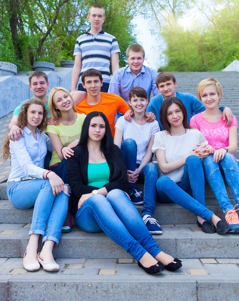 Gruppe lächelnder Teenager im Freien - Foto, Bild