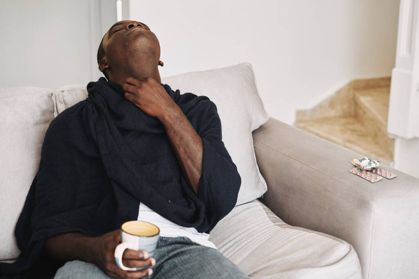 homme d'apparence africaine maladie froid modèle couverture chaude écoulement nez - Photo, image