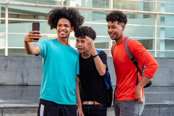 Amigos multiétnicos tirando selfie na rua - Foto, Imagem