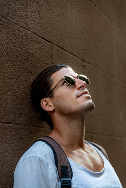 Retrato vertical de un joven latino con gafas de sol - Foto, imagen