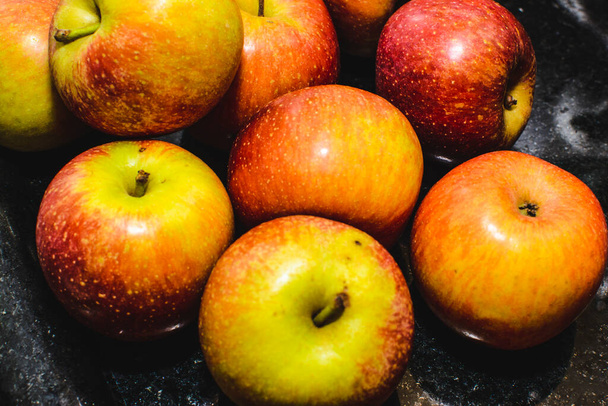 Terveet omenat saatetaan pöydälle kulutukseen. Omenat kasvavat pienissä lehtipuissa, jotka kukkivat keväällä ja tuottavat hedelmiä syksyllä.. - Valokuva, kuva