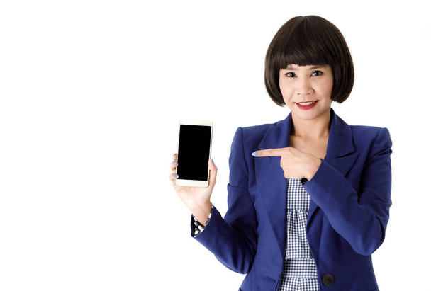 Uśmiechnięta młoda azjatycka bizneswoman w eleganckim stroju pokazując nowoczesny telefon komórkowy z pustym czarnym ekranem na białym tle - Zdjęcie, obraz