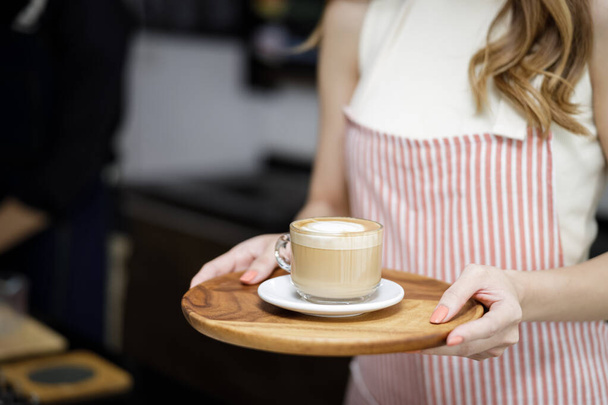 Fermer les femmes tenant une tasse de café tasse latte au café - Photo, image