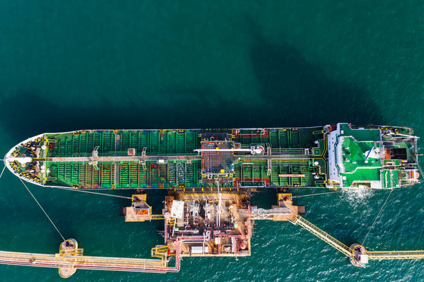 transporte de carga de óleo e gasolina na vista superior aérea do mar - Foto, Imagem