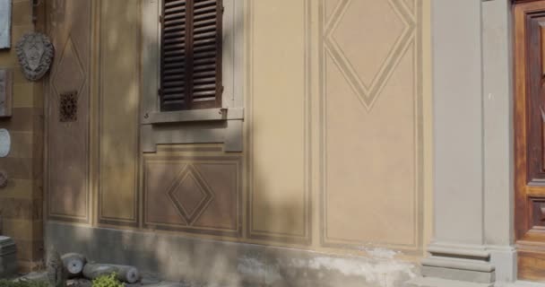 Pohled na basreliéf a další ornamenty ve zdi Stibbertova muzea ve Florencii. Itálie - Záběry, video
