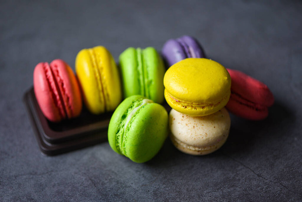 Macarrones postre pequeños pasteles franceses, macarrones coloridos sabrosa galleta dulce postre - Foto, Imagen