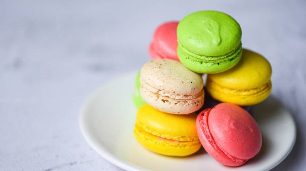 Macarons dessert petits gâteaux français, macarons colorés délicieux biscuit au dessert sucré - Photo, image