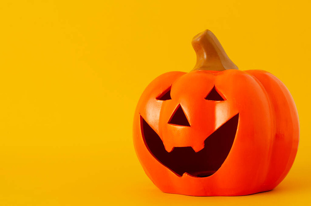 Halloween dynia obiektów na żółtym tle z miejsca na kopię tekstu - Zdjęcie, obraz
