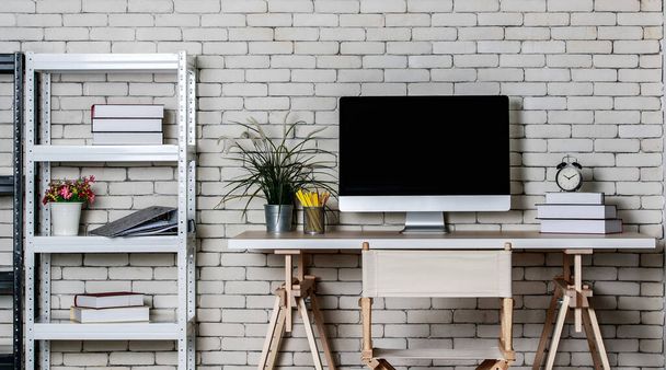 Style minimal avec moins décorer coner de bureau avec étagère en métal, chaise de directeur d'ordinateur et table en bois avec fond de mur de brique. Concept de travail à domicile. - Photo, image