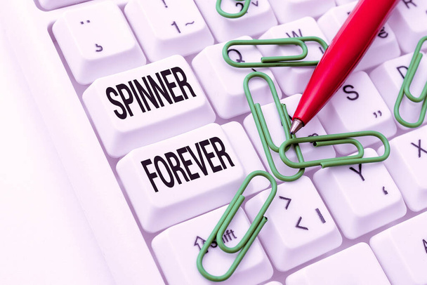 Az ihletet adó szöveg Spinner Forever. Internet Concept stresszoldó mutatja, aki hajlamos fidget Lapos tetejű Internet Böngészés és Online Research Study Typing Your Ideas - Fotó, kép