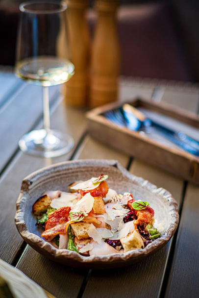 caesar salad in the restaurant - Foto, Imagen
