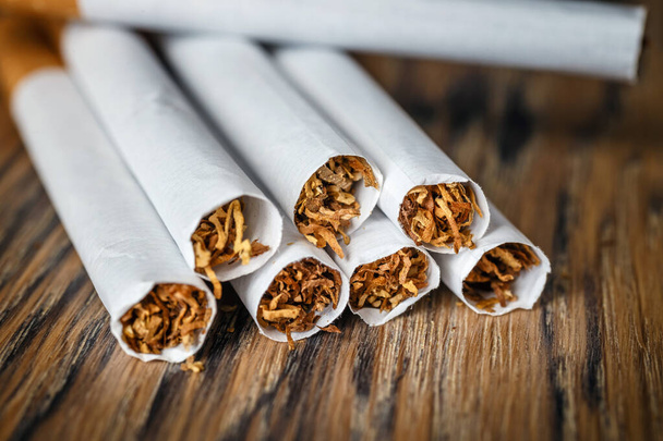 Close-up de um hndmade fumar cigarros no fundo de madeira - Foto, Imagem
