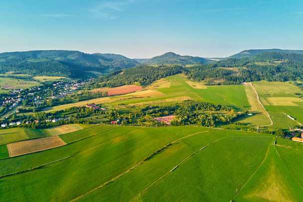 Горная деревня и сельскохозяйственные поля, вид с воздуха. Природа - Фото, изображение