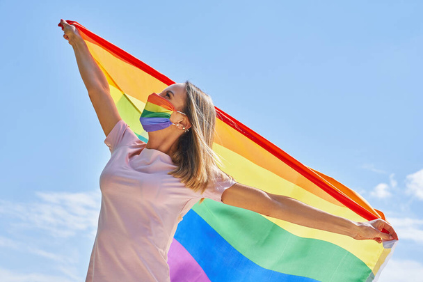Жінка в lgbt прапор на відкритому повітрі
. - Фото, зображення
