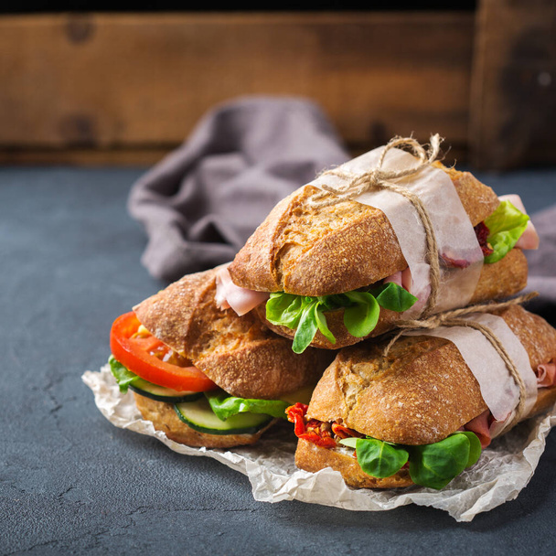 Fresh rye bread sandwich with ham, lettuce and tomato - Foto, Imagen