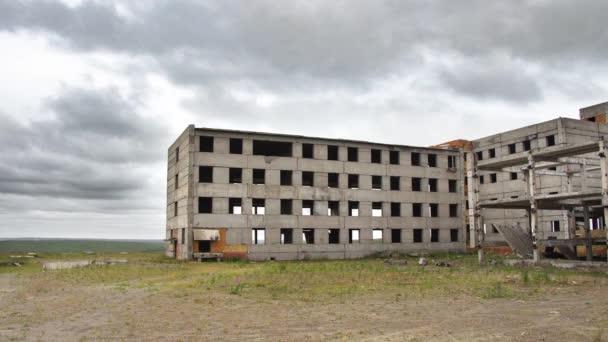Tijdsverloop van verlaten gebouwen in het noorden in toendra - Video