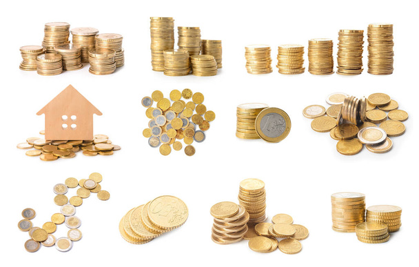 Złote monety i model domu na białym tle - Zdjęcie, obraz