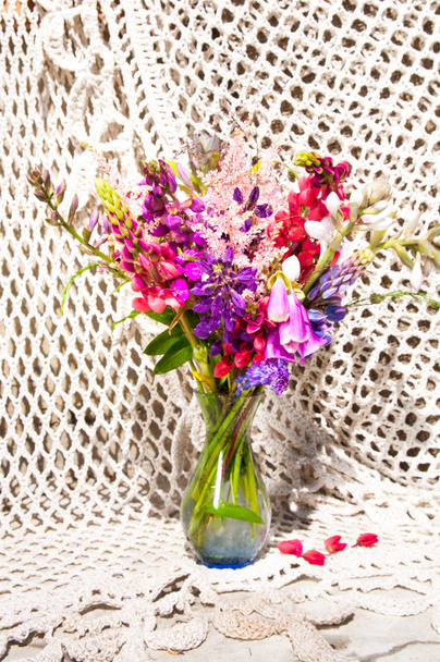 acı bakla ve parlak çiçekli natürmort buket - Fotoğraf, Görsel