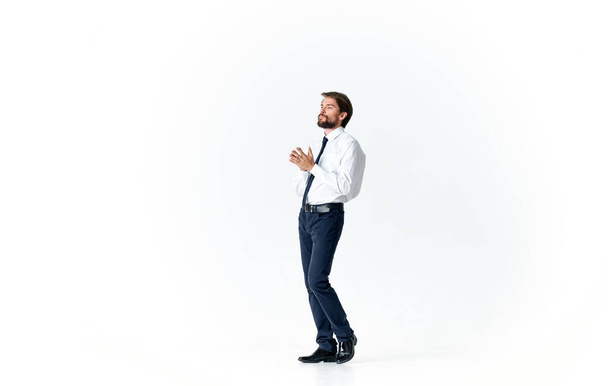 επιχειρηματίας σε πουκάμισο με γραβάτα γραφείο εργασίας στούντιο φως φόντο - Φωτογραφία, εικόνα