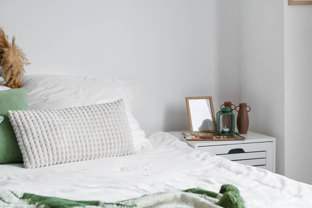 Стильний інтер'єр сучасної спальні з тумбочкою
 - Фото, зображення