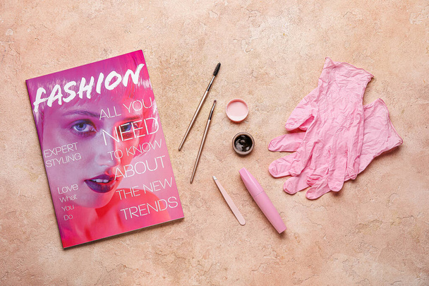 Divat magazin, henna és eszközök szemöldök korrekció színes háttér - Fotó, kép