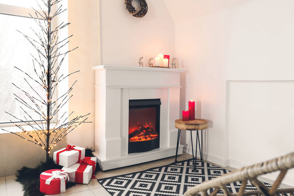 Stilvolles Interieur des Wohnzimmers mit Kamin und kreativem Weihnachtsbaum - Foto, Bild