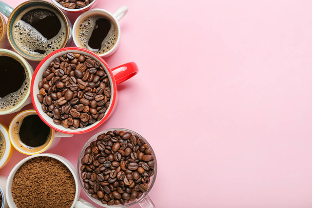 Διαφορετικά φλιτζάνια με καφέ και φασόλια στο φόντο χρώμα, closeup - Φωτογραφία, εικόνα